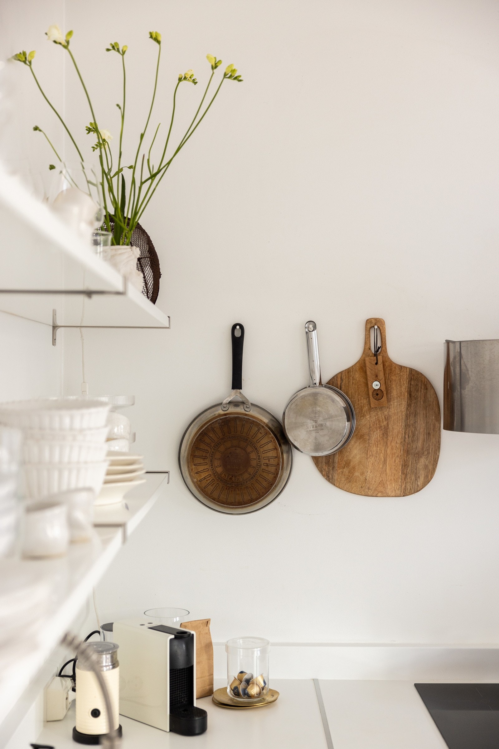 Praktiske vegghyller for ytterligere oppbevaring. Galleribilde