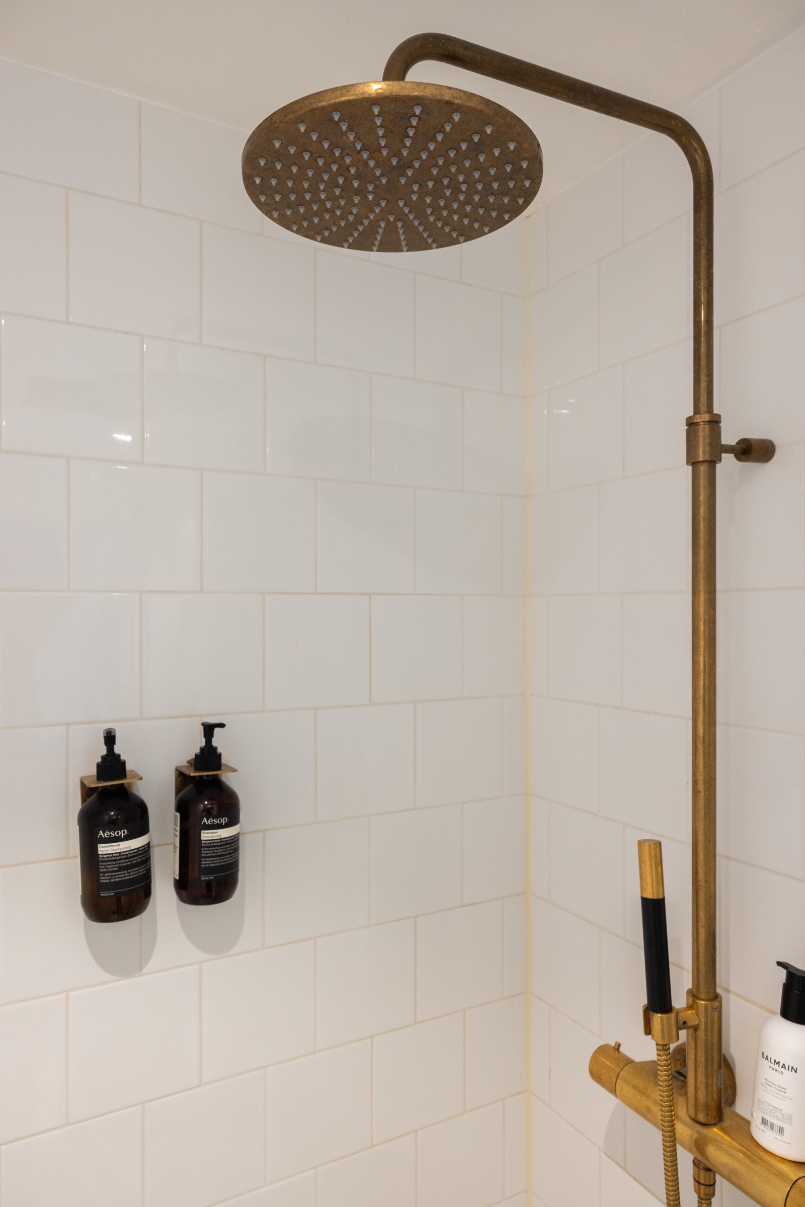 Dusjnisje med en lekker dusjarmatur - regnfallsdusj og hånddusj. Galleribilde