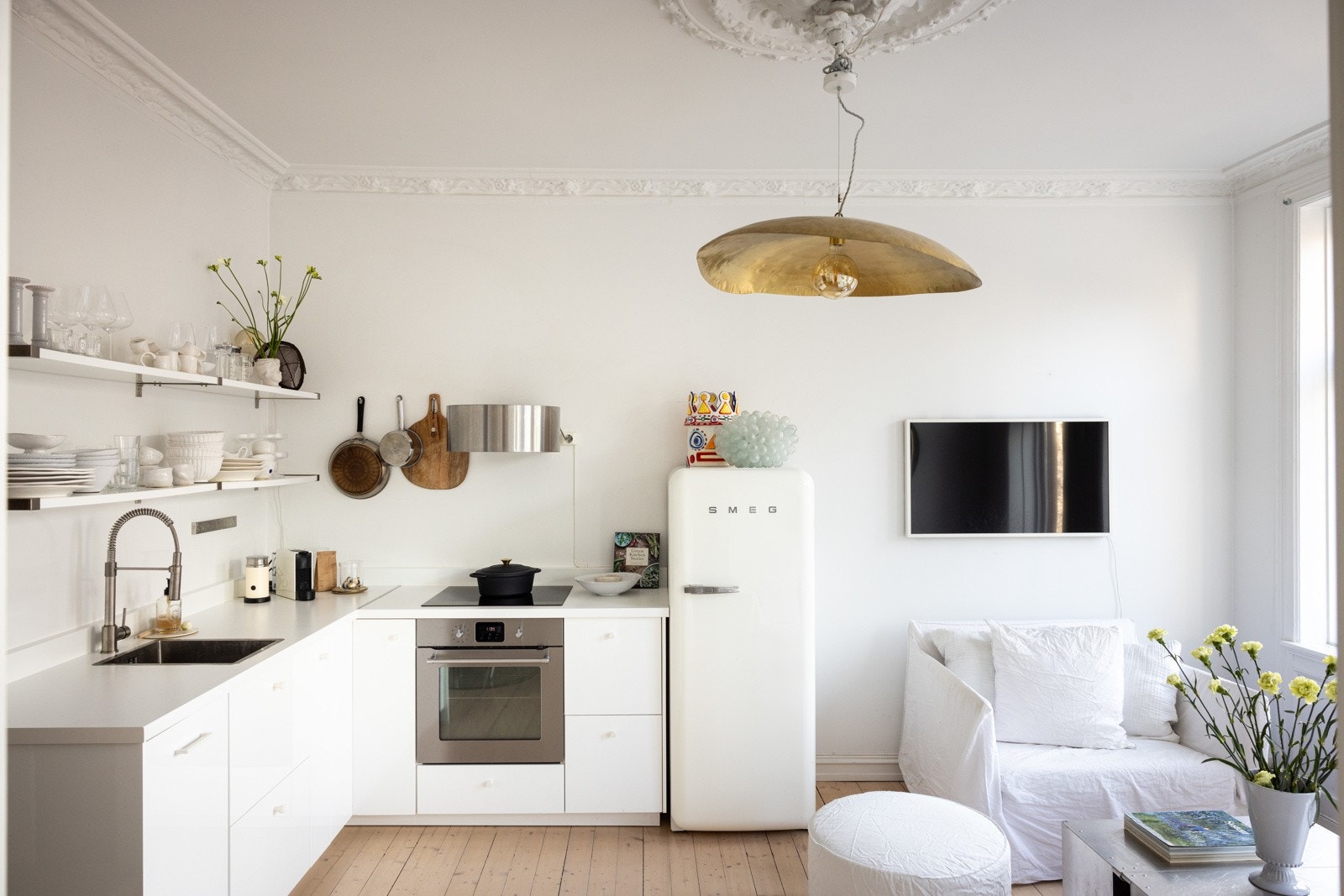 Lys og delikat 3-roms beliggende i 4. etasje i klassisk bygård. Galleribilde