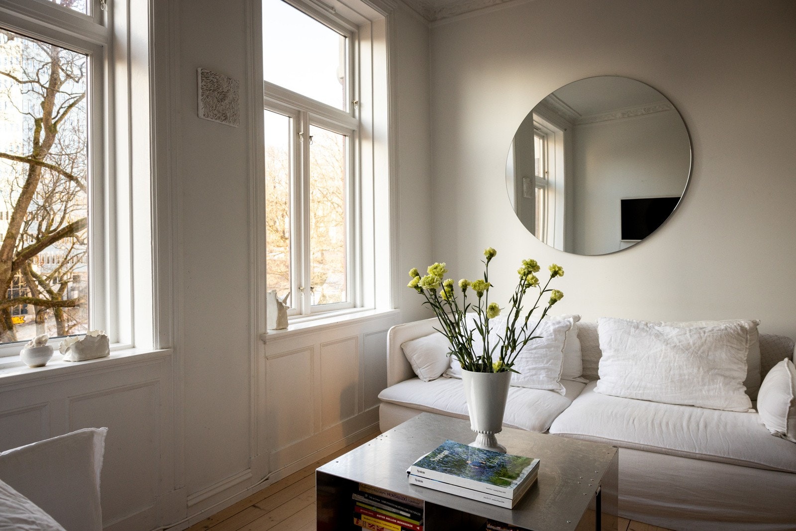 Store klassiske vindusflater med brede karmer. Galleribilde