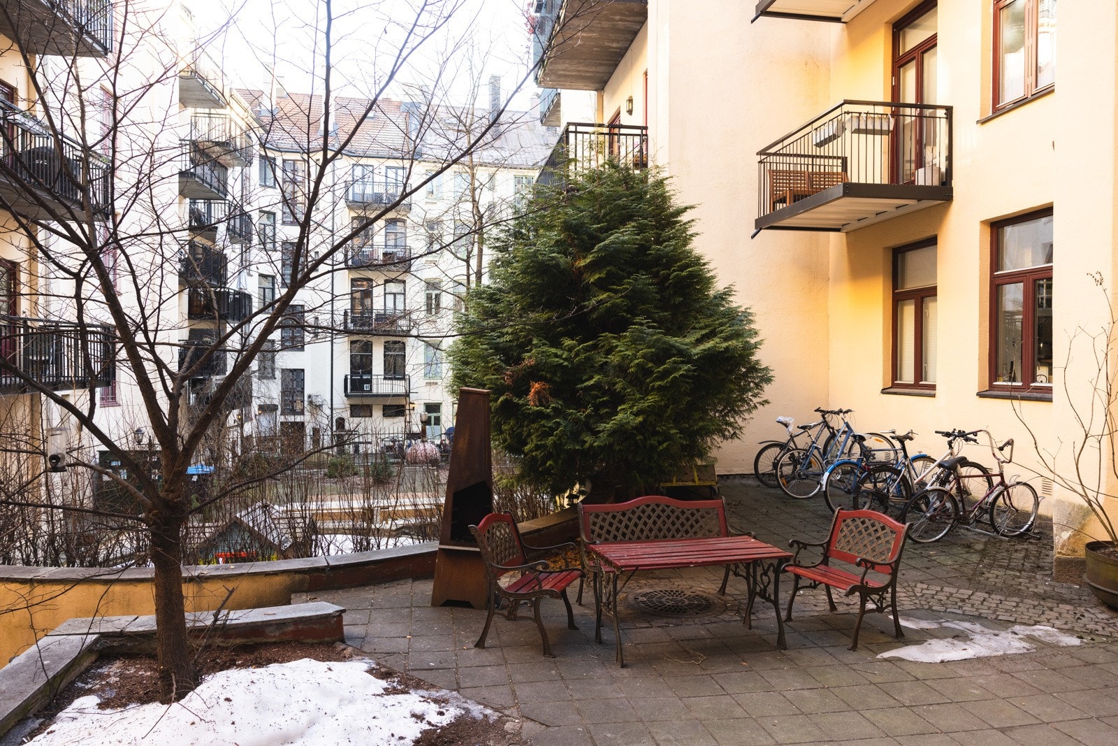 Pent opparbeidet indre gårdsrom med belegningsstein og sittegrupper. Galleribilde