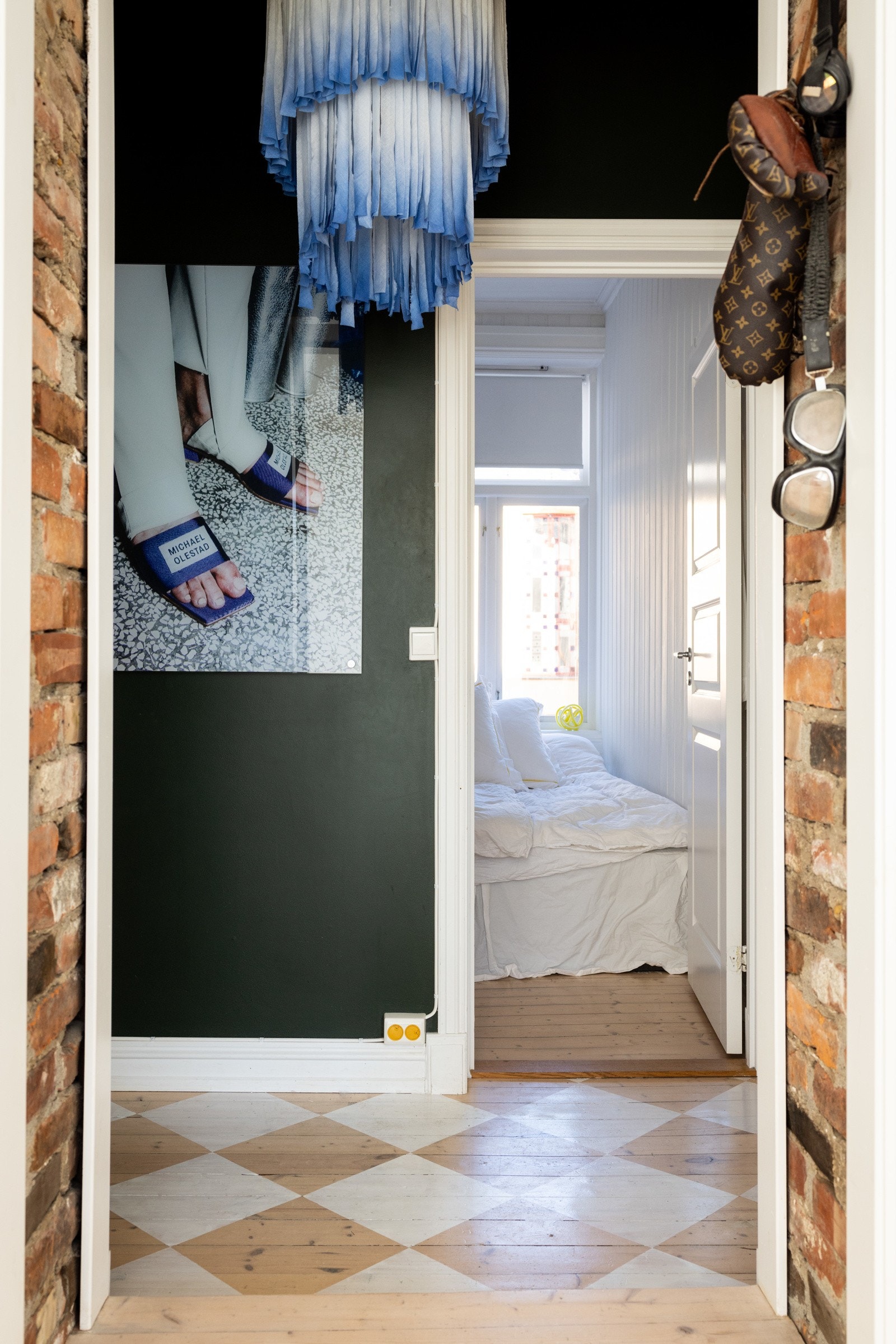 Innbydende gang med malt tregulv. Galleribilde