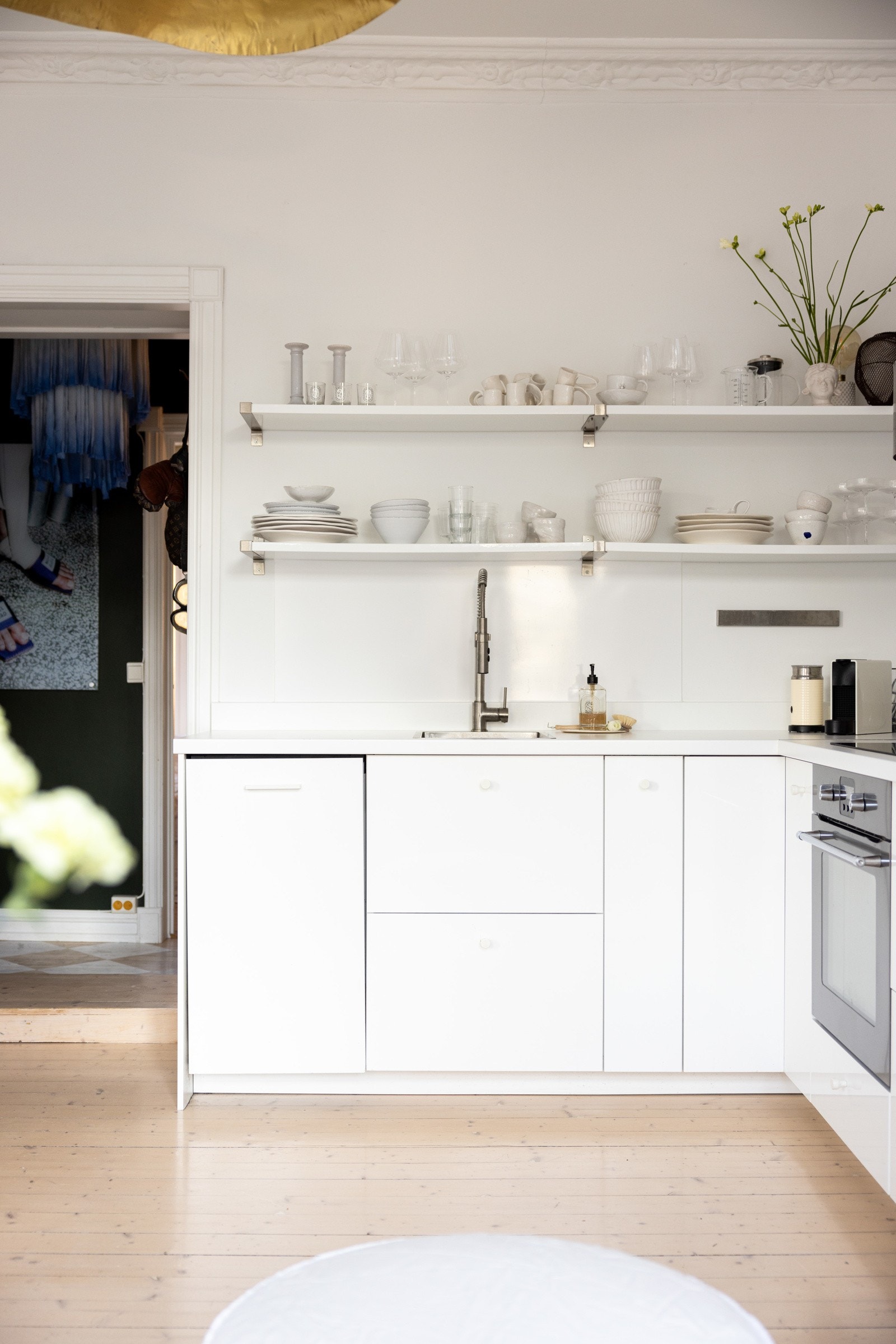 Pent kjøkken fra 2017. Innredningen har slette fronter og benkeplate i laminat. Galleribilde