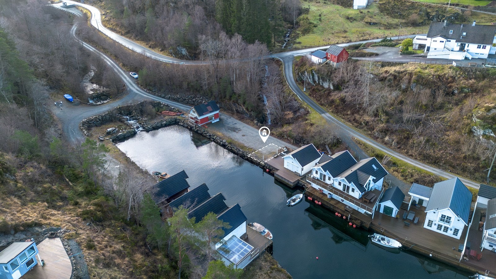 Det er tillatelse å føra opp naust med grunnflate maks 40 m2 og mønehøgde 6,0 m målt frå planert terreng. Maks areal for vindauge i nye naust er 3 % av BYA. Nausta skal ha saltak med vinkel mellom 35 og 45 grader. Galleribilde