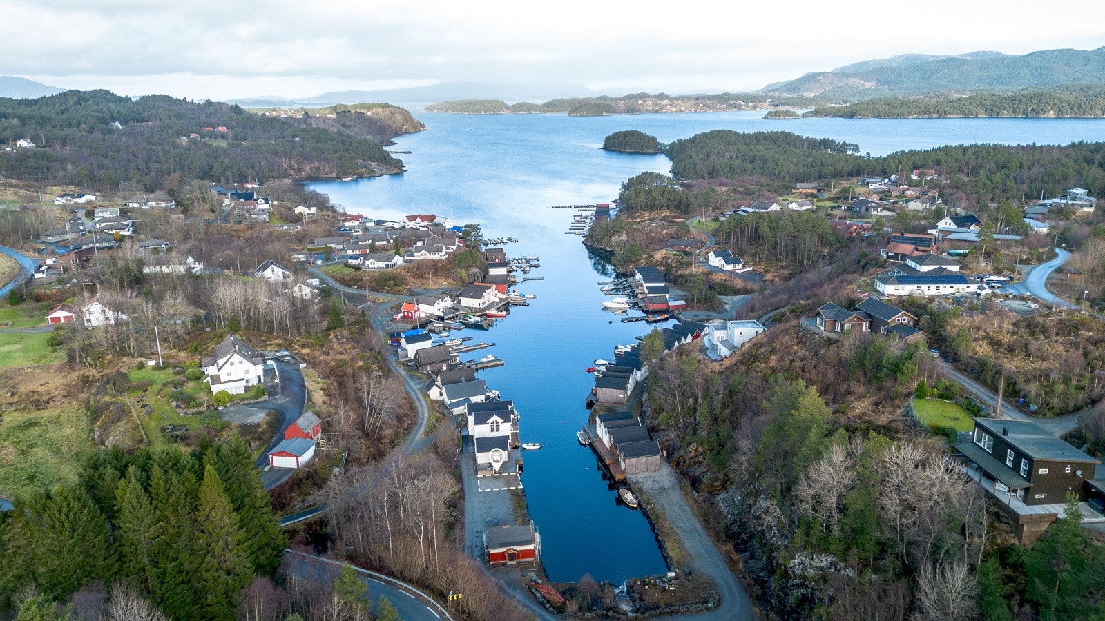 Tomten ligger fint til innerst i Vestvikvågen. En nydelig plass som må oppleves. Herfra ligger alt til rette for at man kan benytte fjorden til både bading, fiske og andre sjøsportsaktiviteter. Galleribilde