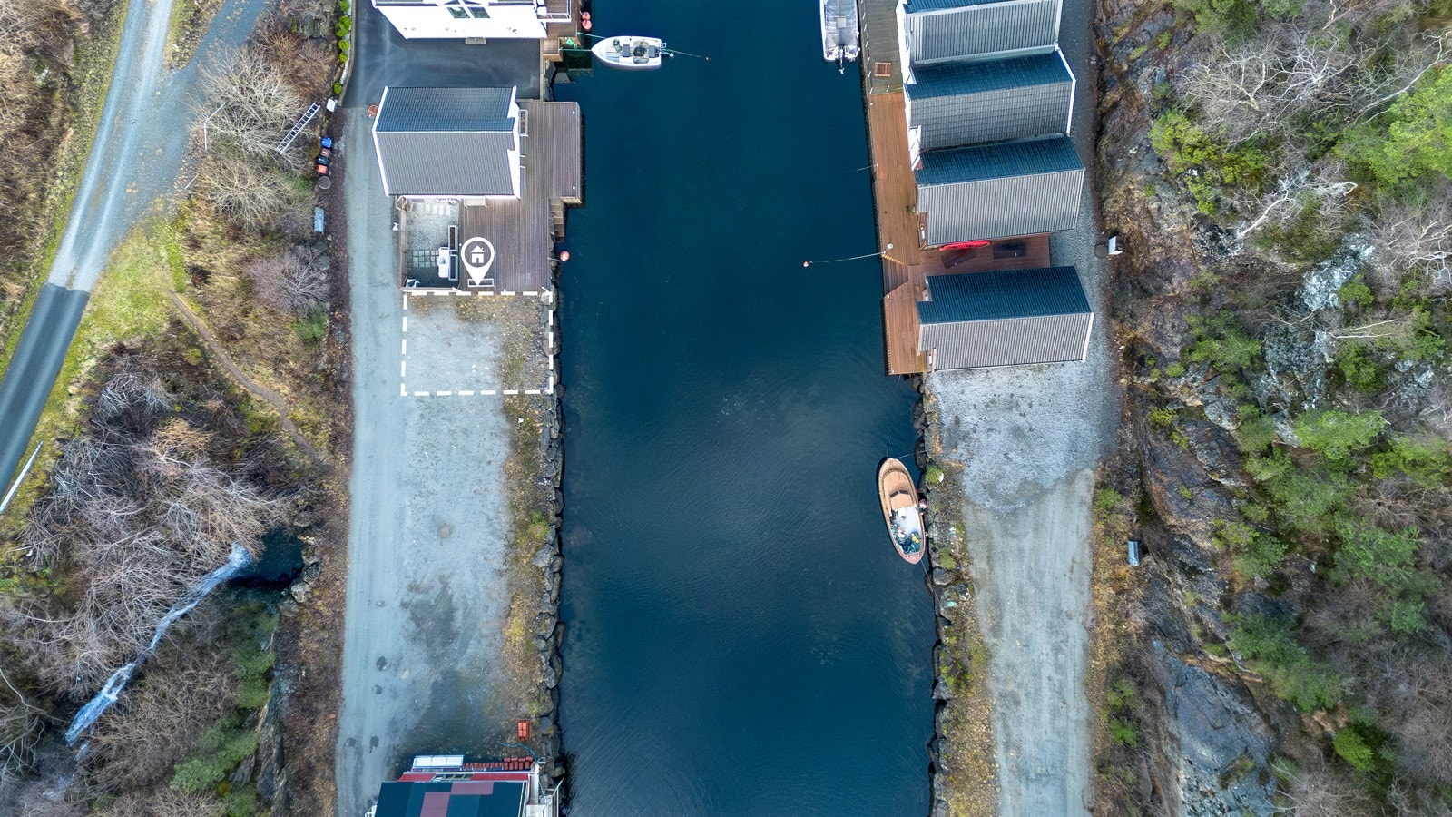 Innen område for naust kan det mot sjøen føres opp brygge. Galleribilde