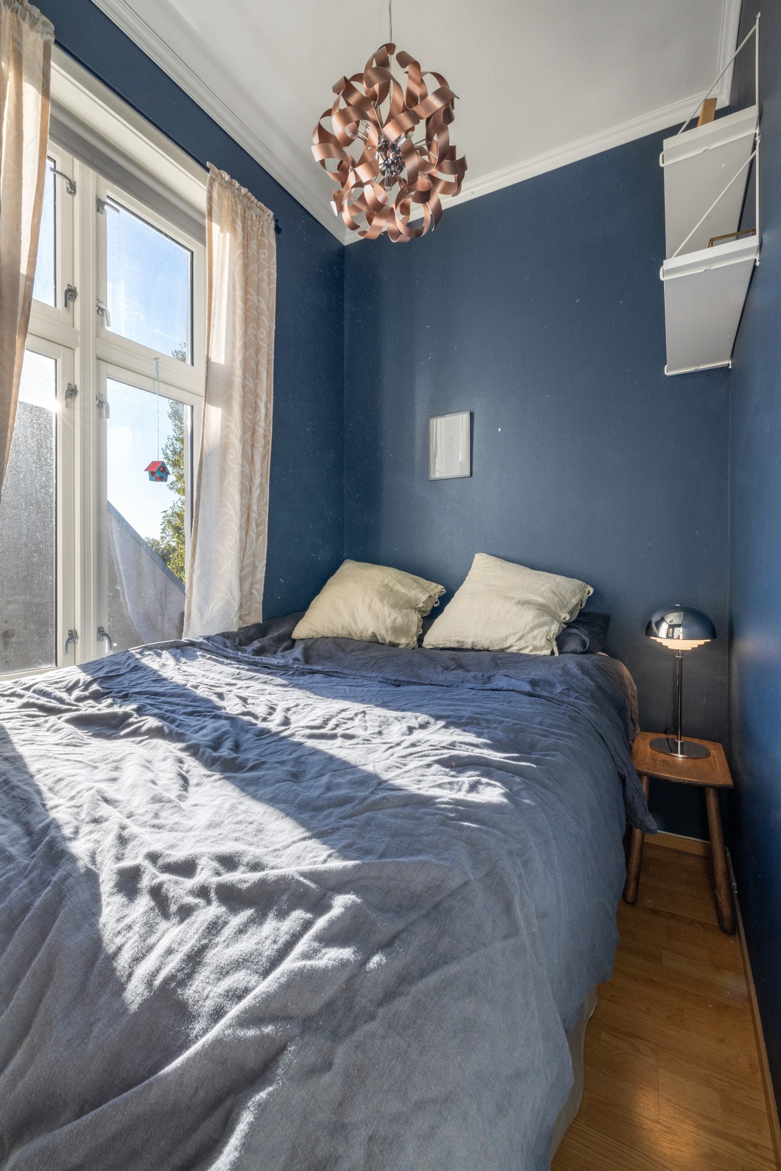 - Soverom med god plass til seng og nattbord og kommode - Galleribilde