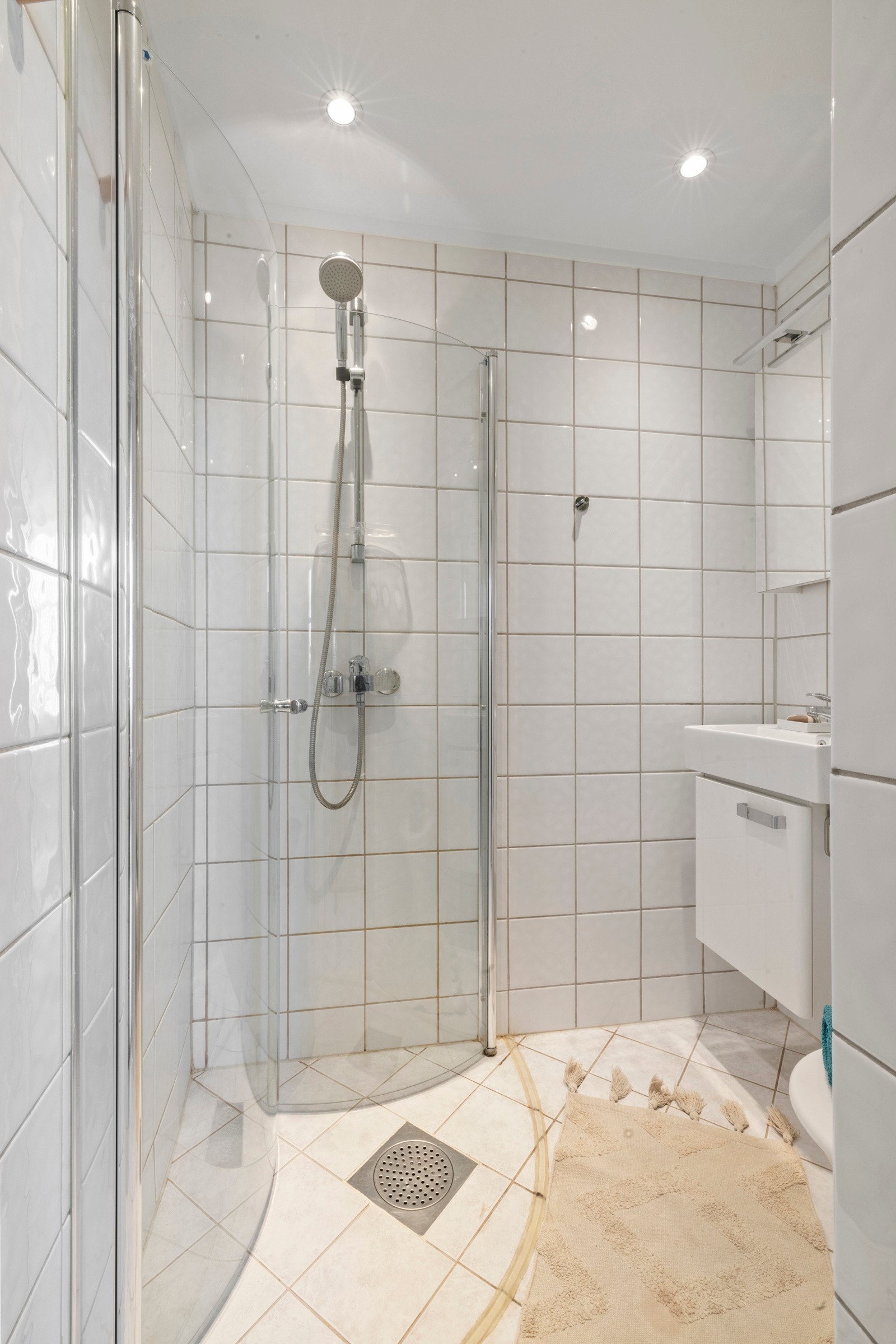 - Bad består av benkeskap med glatte fronter. Veggskap med speilfronter over servant. Gulvstående klosett fra 2025 - Galleribilde