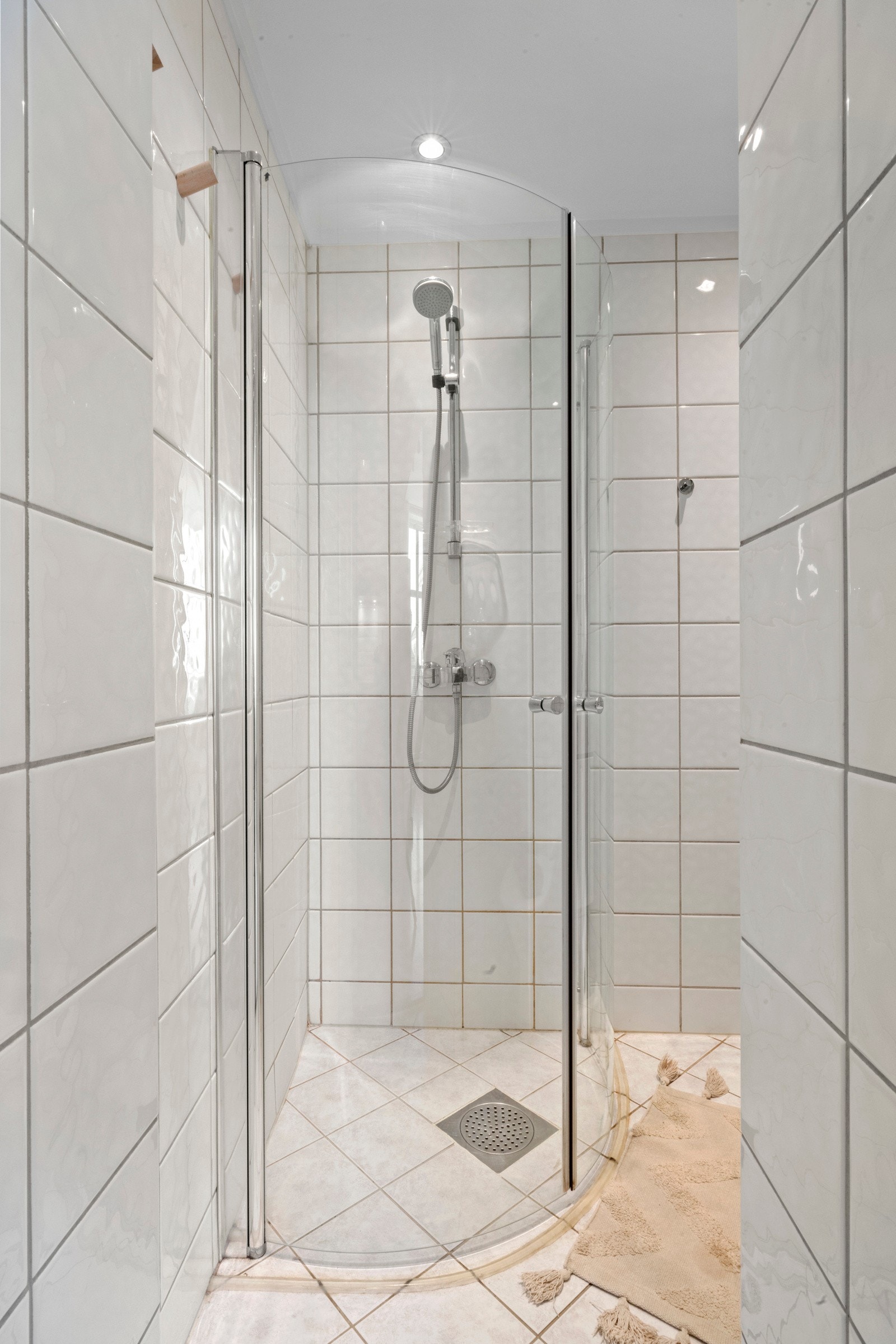 - Dusj med innfellbare dører i herdet glass. Ny varmtvannsbereder(2025) over himling i bad - Galleribilde