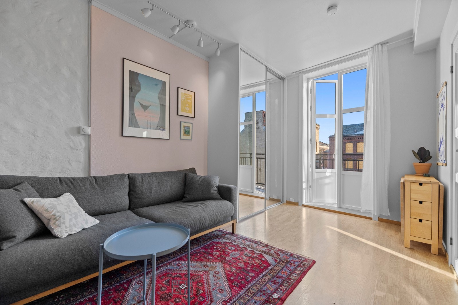 - God takhøyde gjennom hele leiligheten - Galleribilde