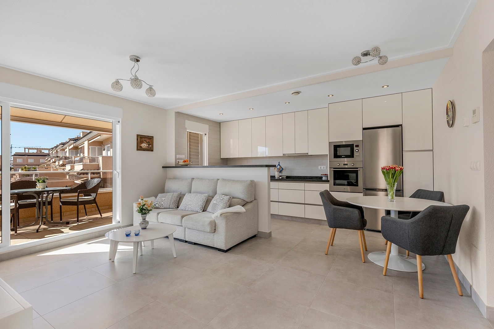 Lys og moderne stue med god kontakt til uteområde. Galleribilde