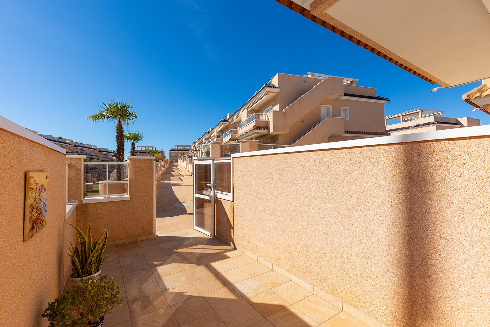 Fra boligen er det kort vei til fellesområde og parkerings kjeller. Galleribilde