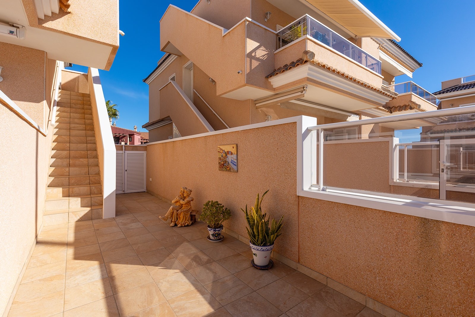 Privat flislagt hage på 21 m2 med bod. Galleribilde