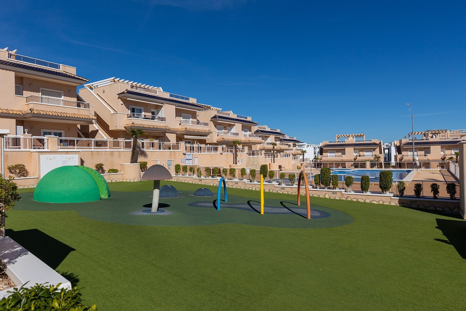 Lekepark for barn ved utendørsbassenget. Galleribilde