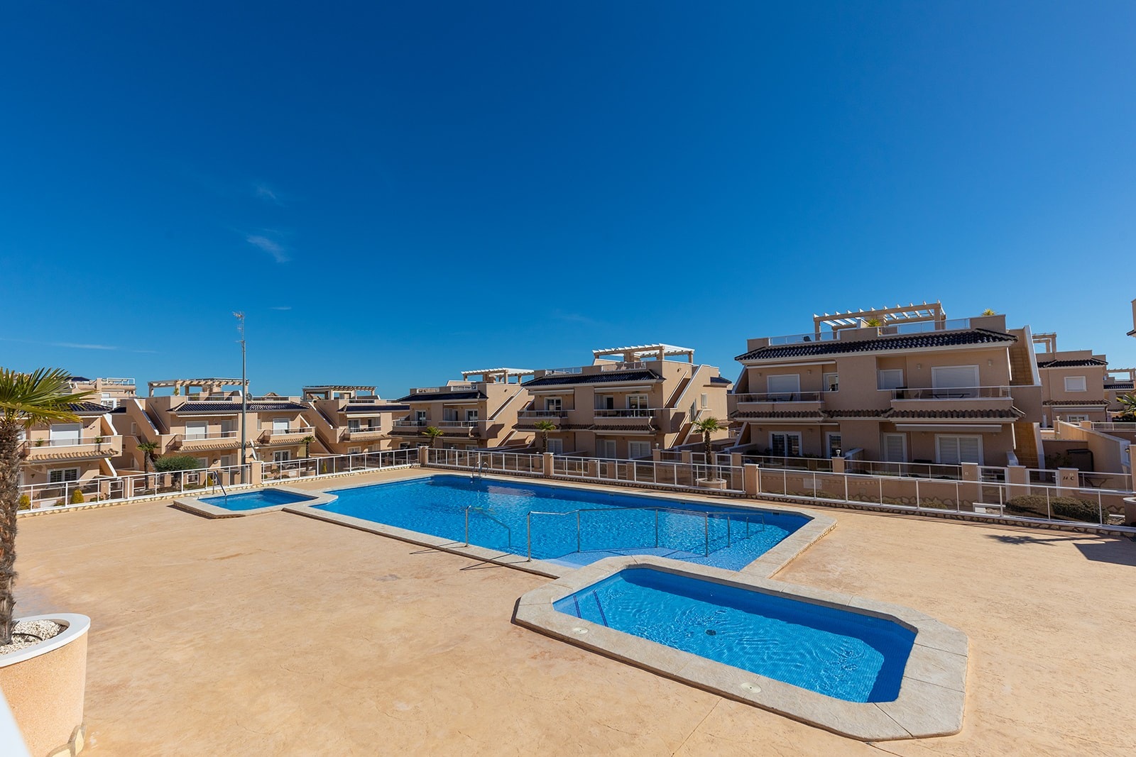 Stort fellesområde med utendørsbasseng. Galleribilde