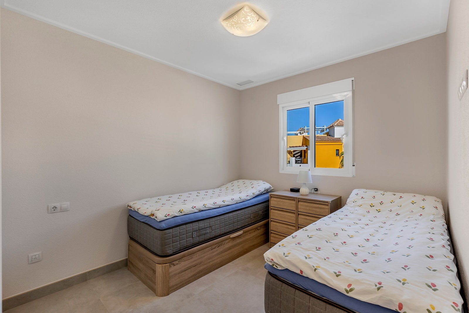 Hoved soverom med senger med oppbevaring. Galleribilde