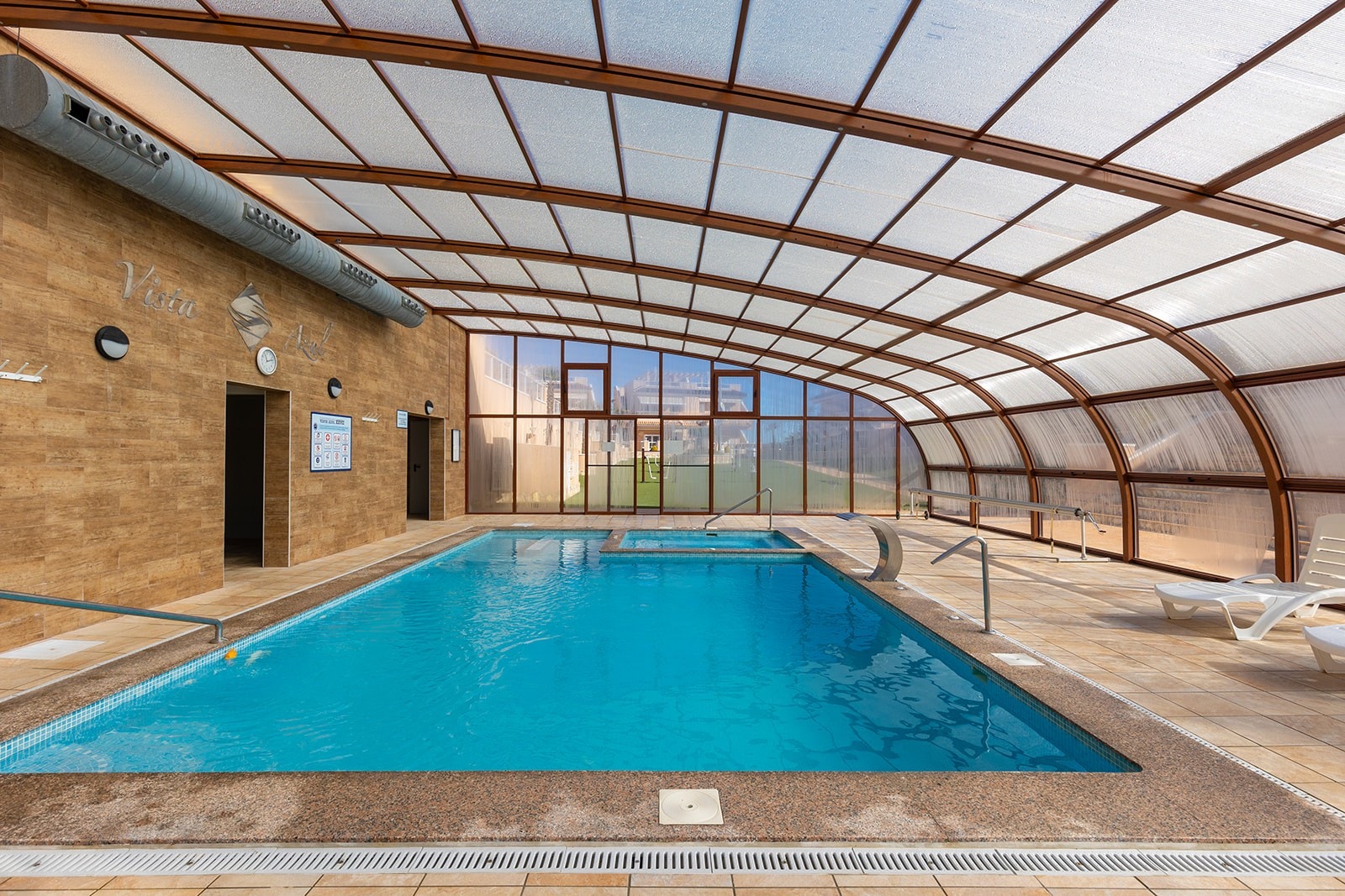 oppvarmet basseng til bruk året rundt. Galleribilde