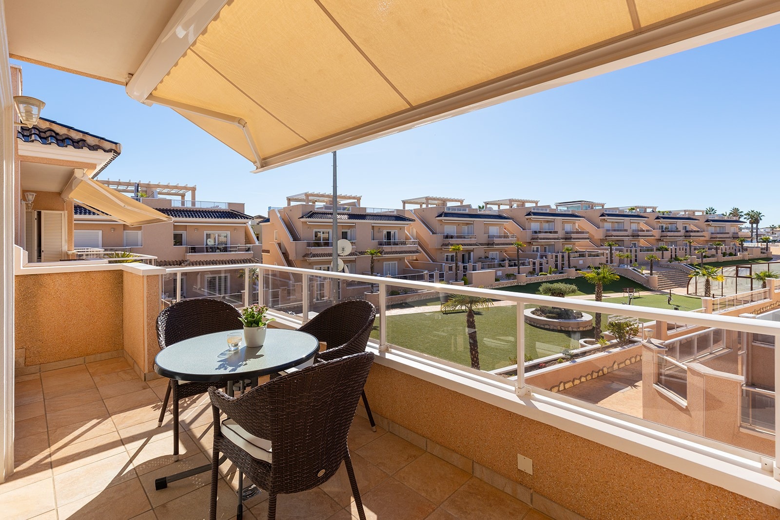 Solrik veranda med utsikt mot fellesområdet. Galleribilde