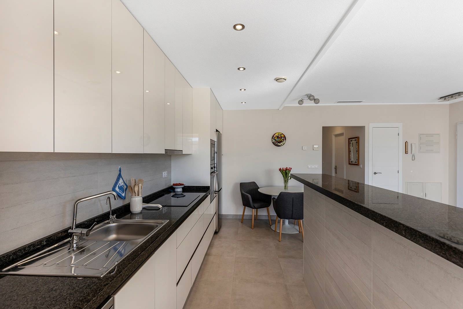 Åpent kjøkken mot stue. Galleribilde