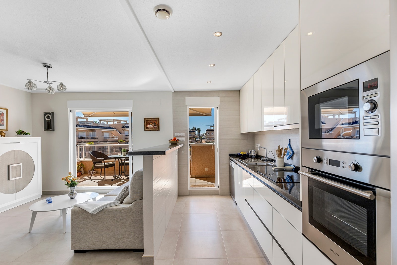 Inne området har god kontakt med uteområdet. Galleribilde