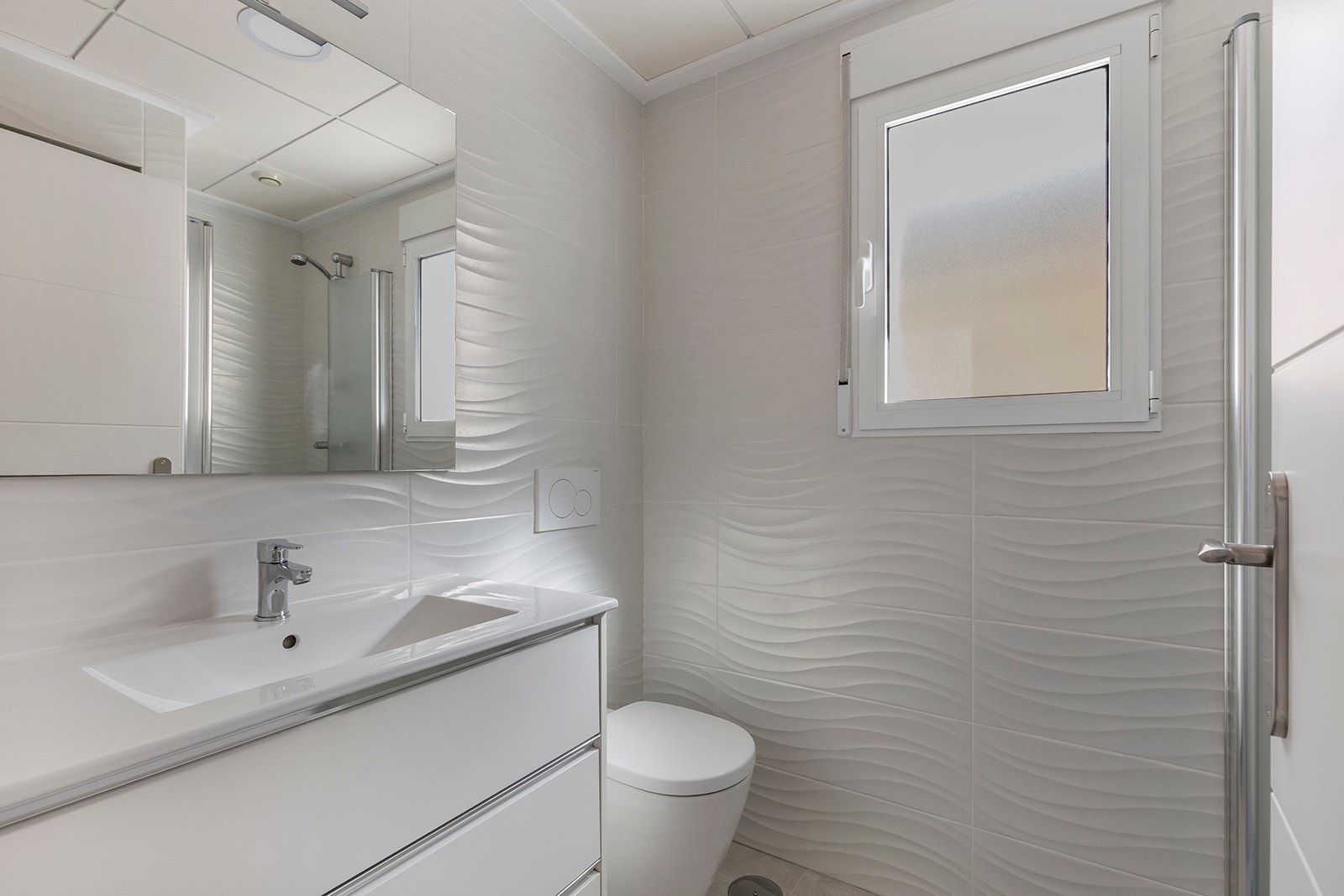 Bad 2 med lyse delikate farger og vindu. Galleribilde