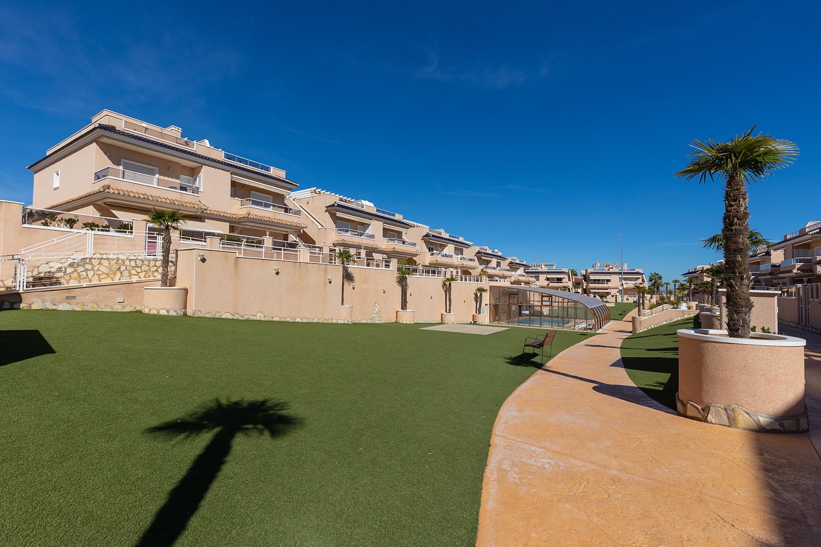 Fellesområde med innendørs oppvarmet basseng. Galleribilde