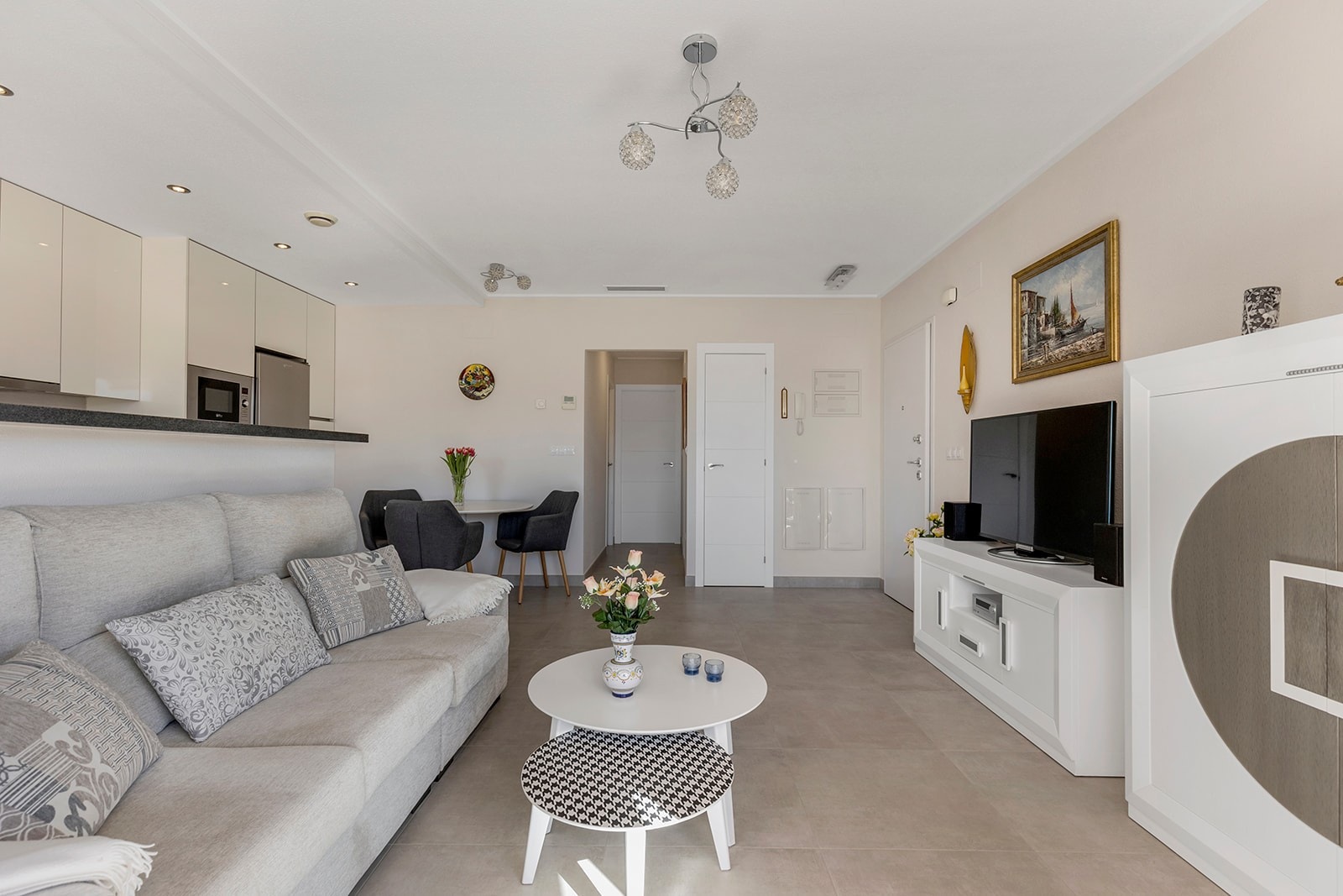 Stuen er møblert med moderne møbler. Galleribilde