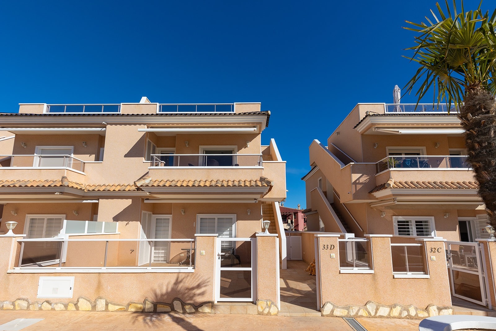 Bungalow med meget gode solforhold og utsikt mot fellesområde. Galleribilde