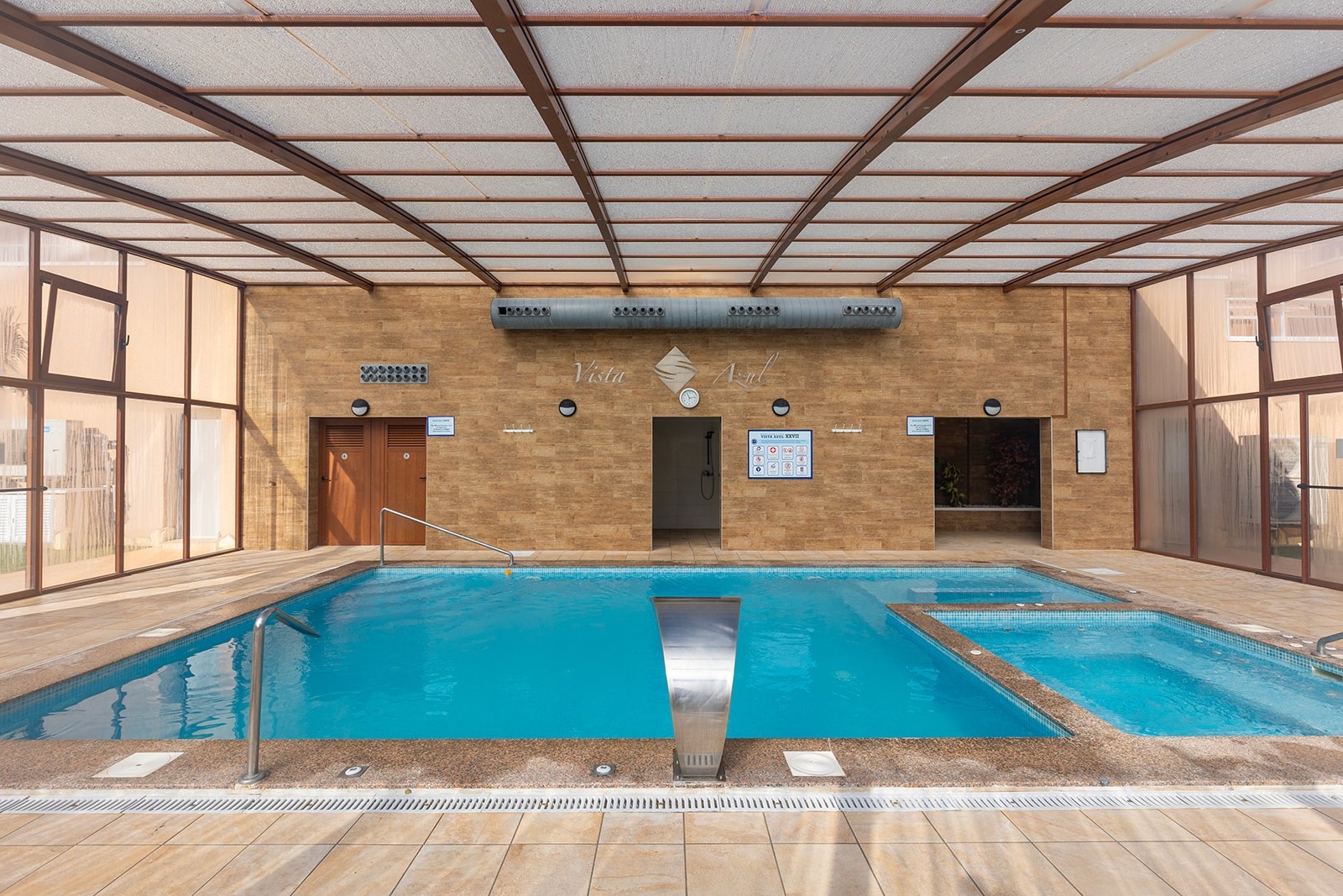 Oppvarmet basseng med garderobe og badstue. Galleribilde