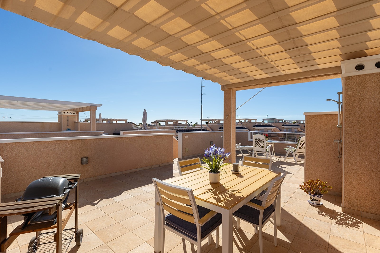 Takterrasse med meget gode solforhold og utsikt. Galleribilde