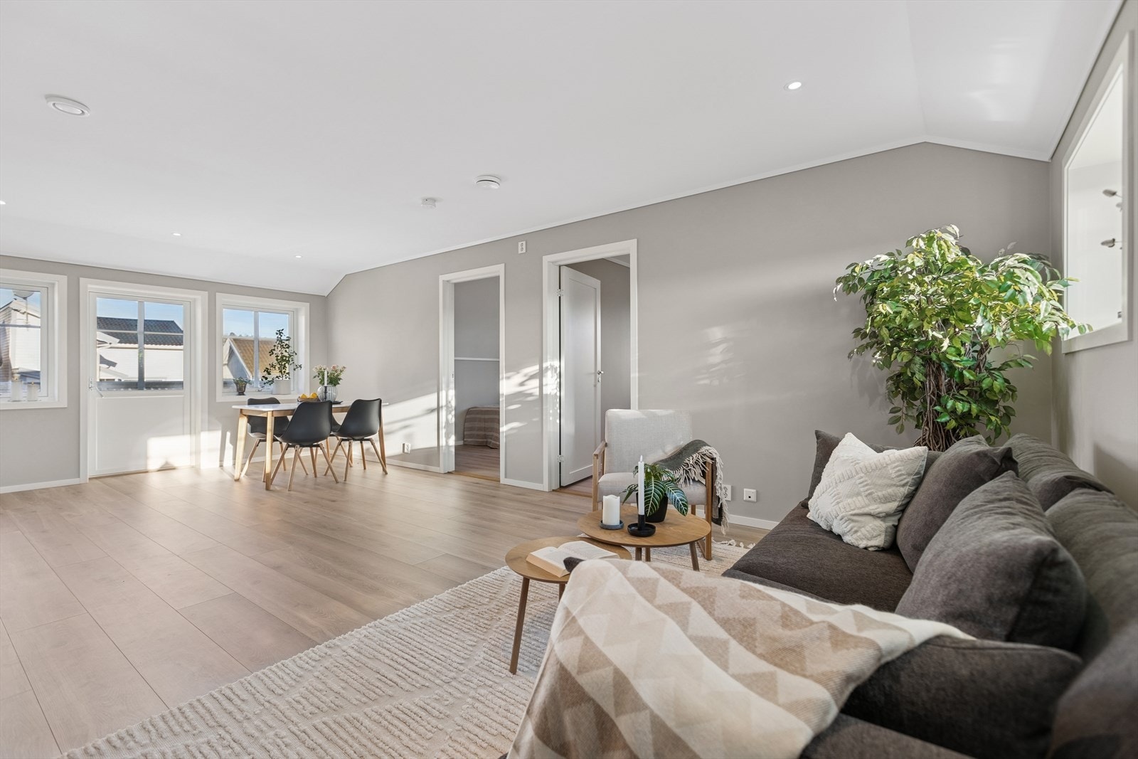 Stuen fremstår som lys og romslig med moderne fargevalg. Galleribilde