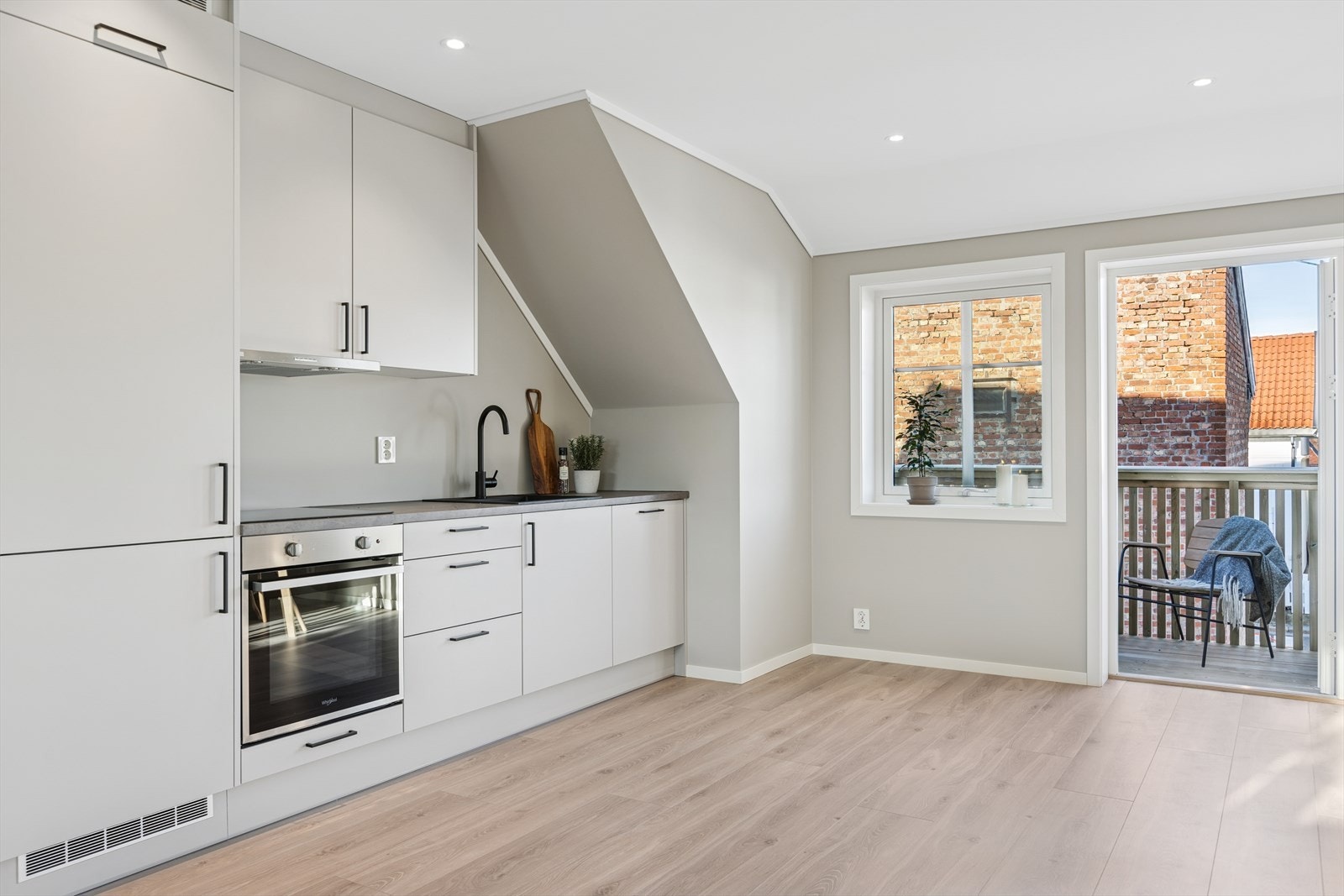 Om ønskelig er det plass til en kjøkkenøy. Galleribilde