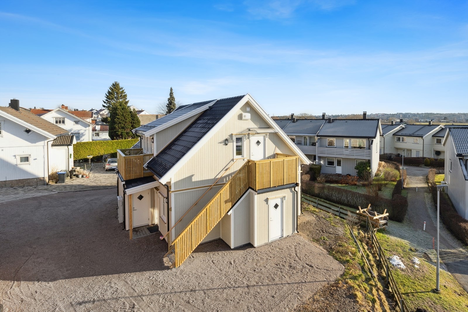 Det medfølger en utvendig bod under inngangstrappa. Adkomst er sørvendt med en koselig uteplass for morgenkaffen. Velkommen til visning! Galleribilde