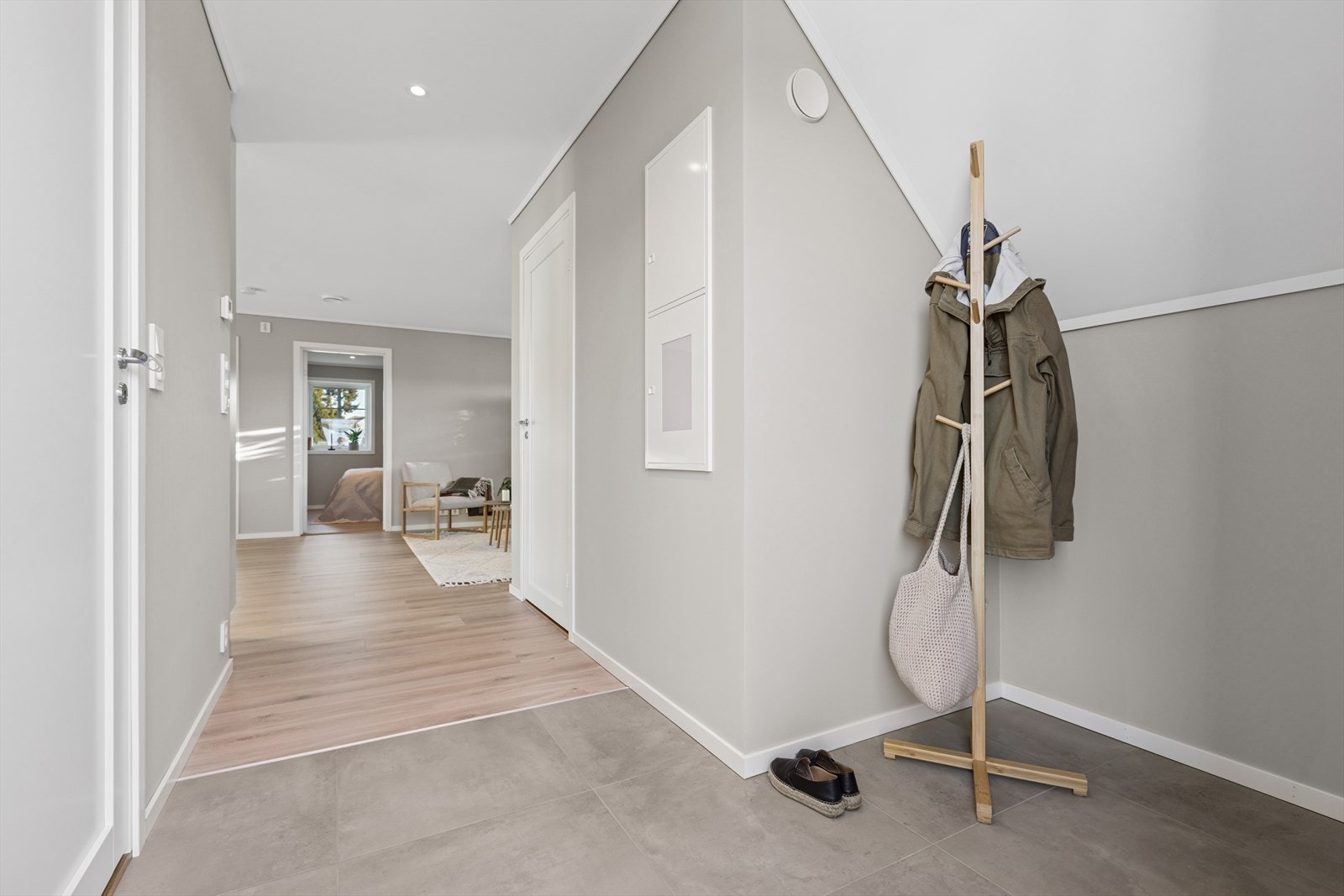 Velkommen inn! Entré har plass til diverse yttertøy, skotøy og klær. Galleribilde