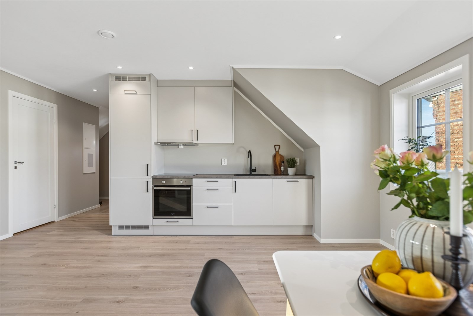 Kjøkkenet innehar integrerte hvitevarer som kombiskap med kjøl- og frys, platetopp, stekeovn og oppvaskmaskin. Takhøye overskap. Galleribilde