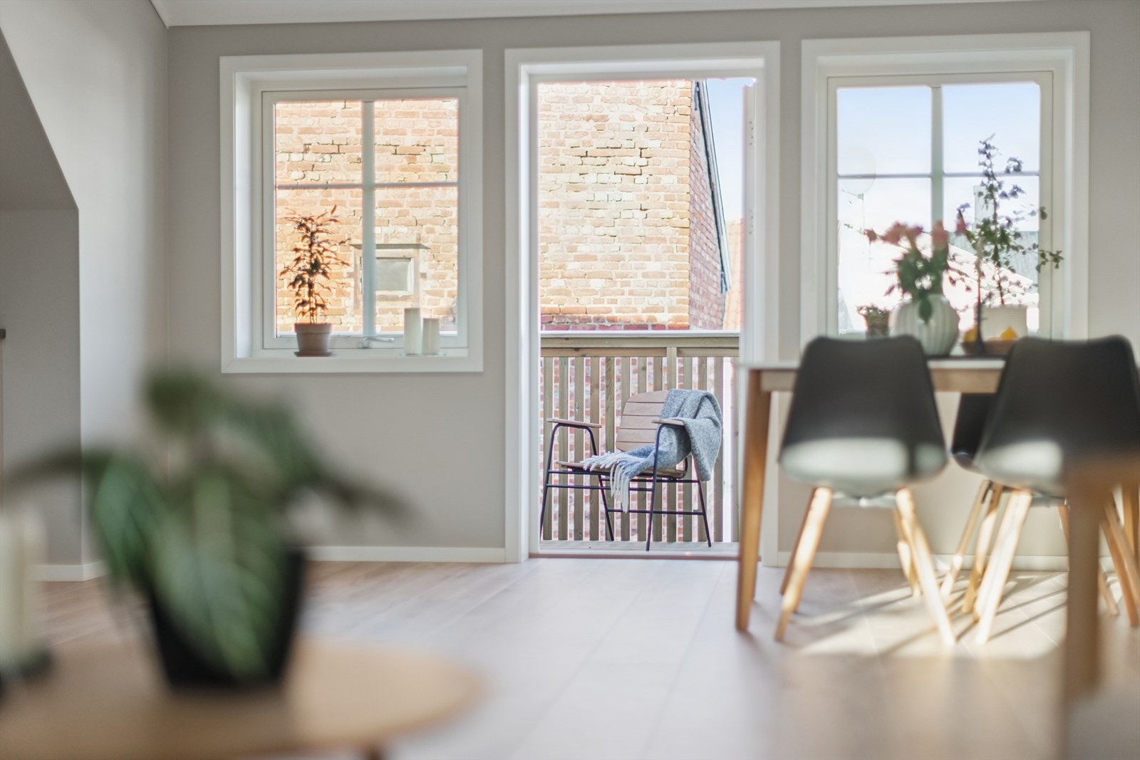 Fra stue og kjøkken er det direkte adkomst til en vestvendt veranda. Galleribilde