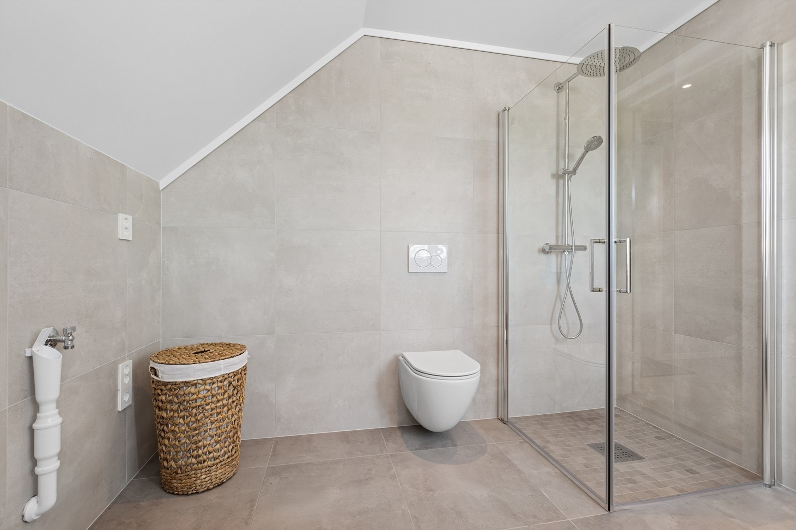 Baderommet fremstår romslig. Opplegg for vaskemaskin til venstre i bildet. Galleribilde