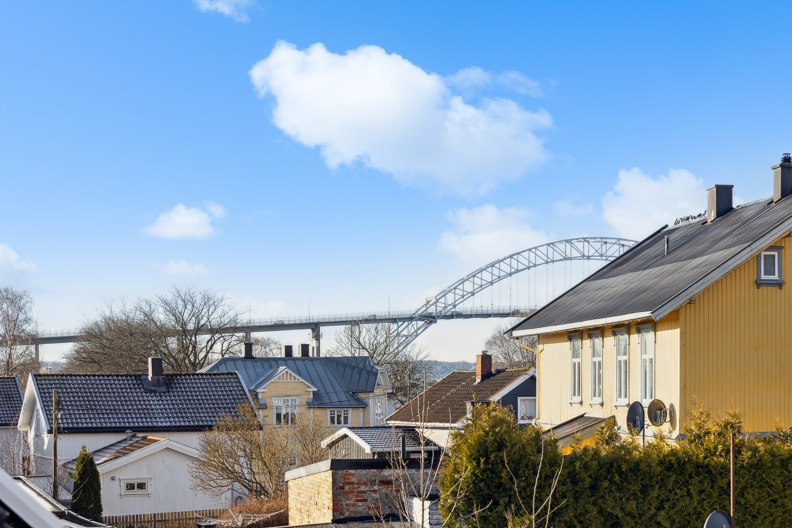 Fredrikstadbrua kan skimtes fra verandaen. Galleribilde