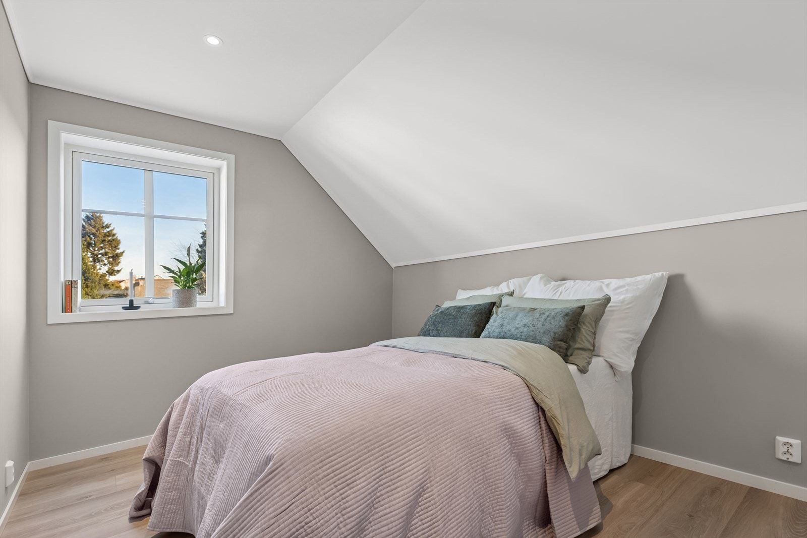 Soverommene er av lik størrelse med plass til dobbeltseng om ønskelig. Galleribilde