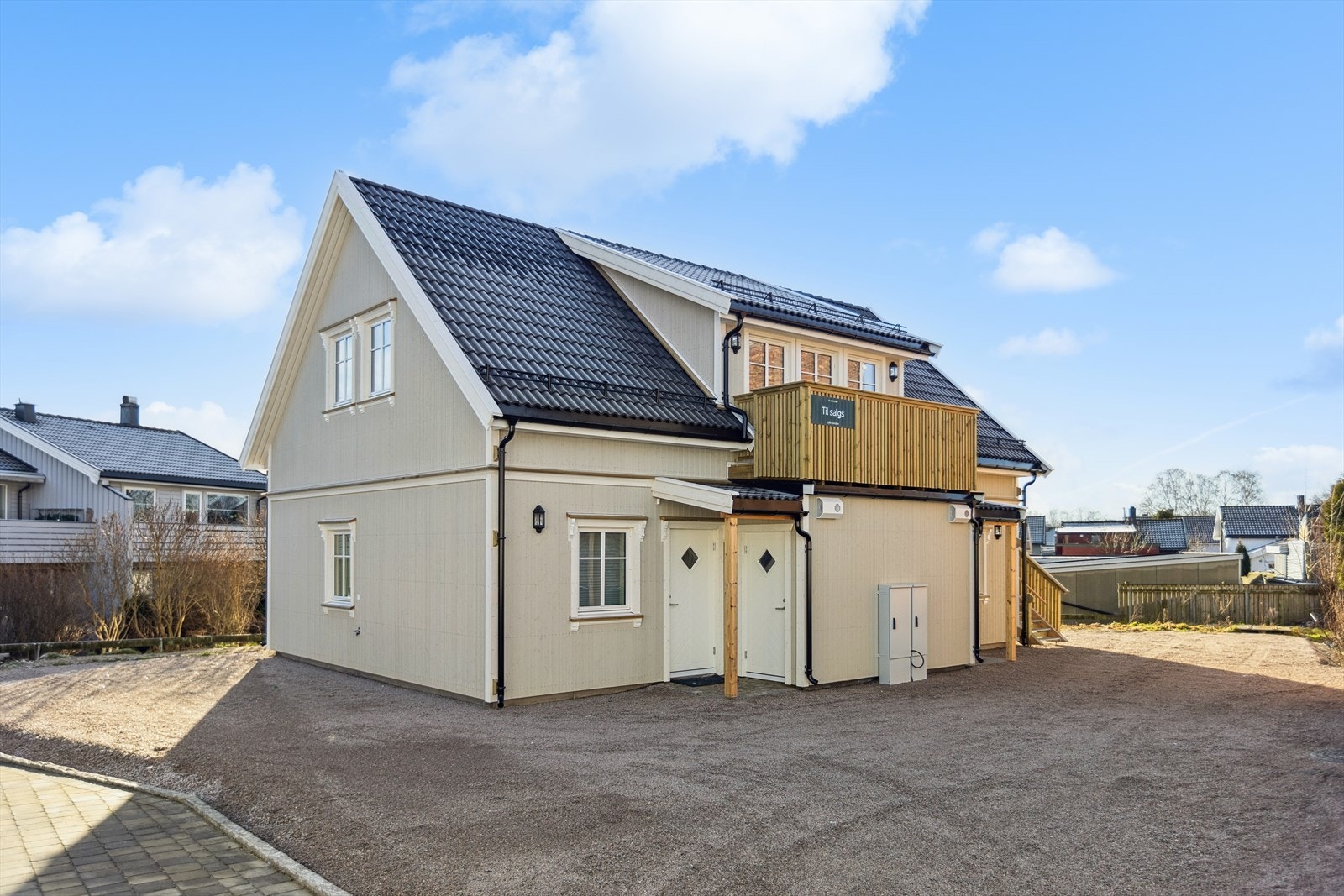 Innkjørsel til gruset gårdsplass. Leiligheten ligger i bakkant på høyre side. Galleribilde