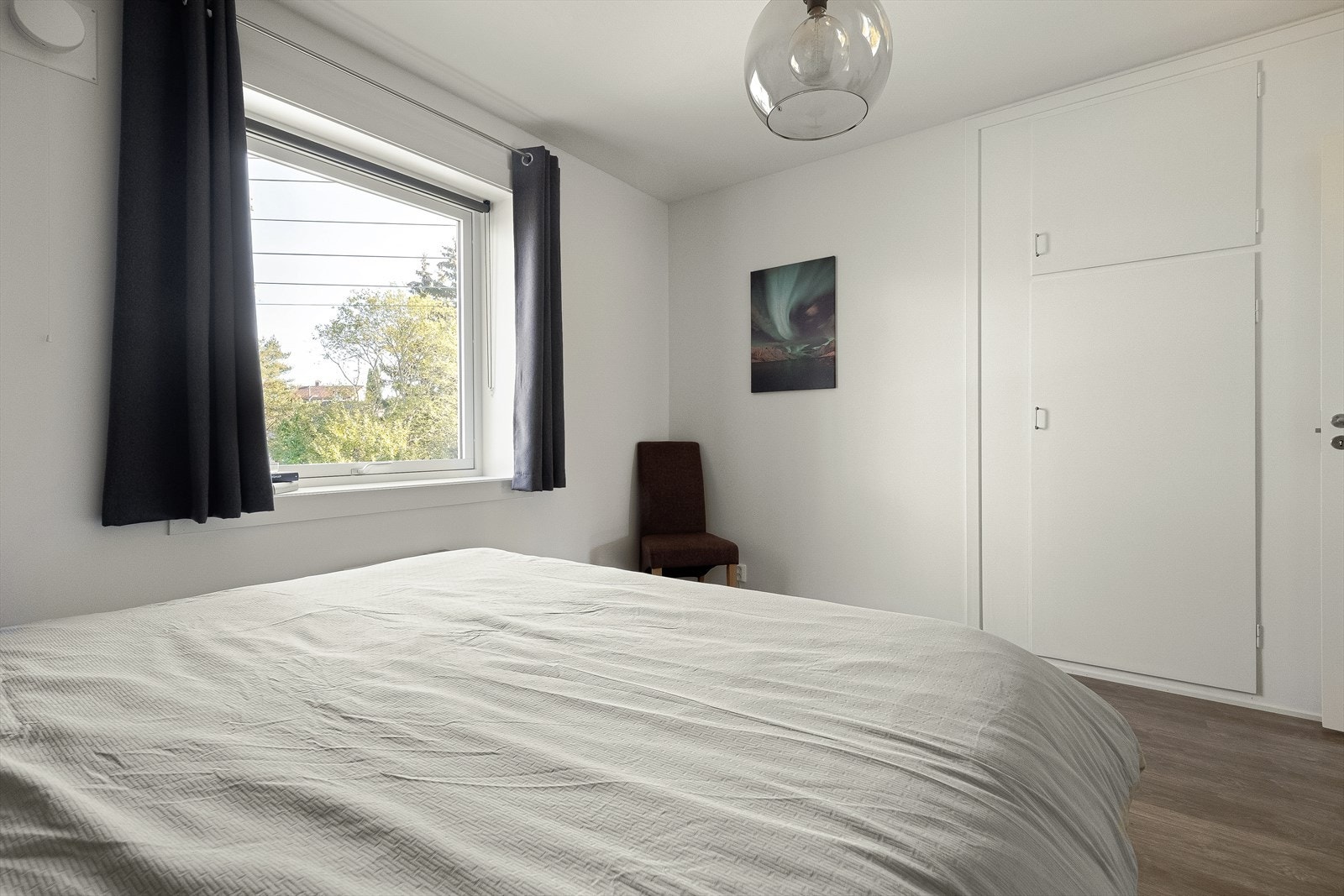 Det er også et plassbygd skap med oppbevaringsplass. Galleribilde