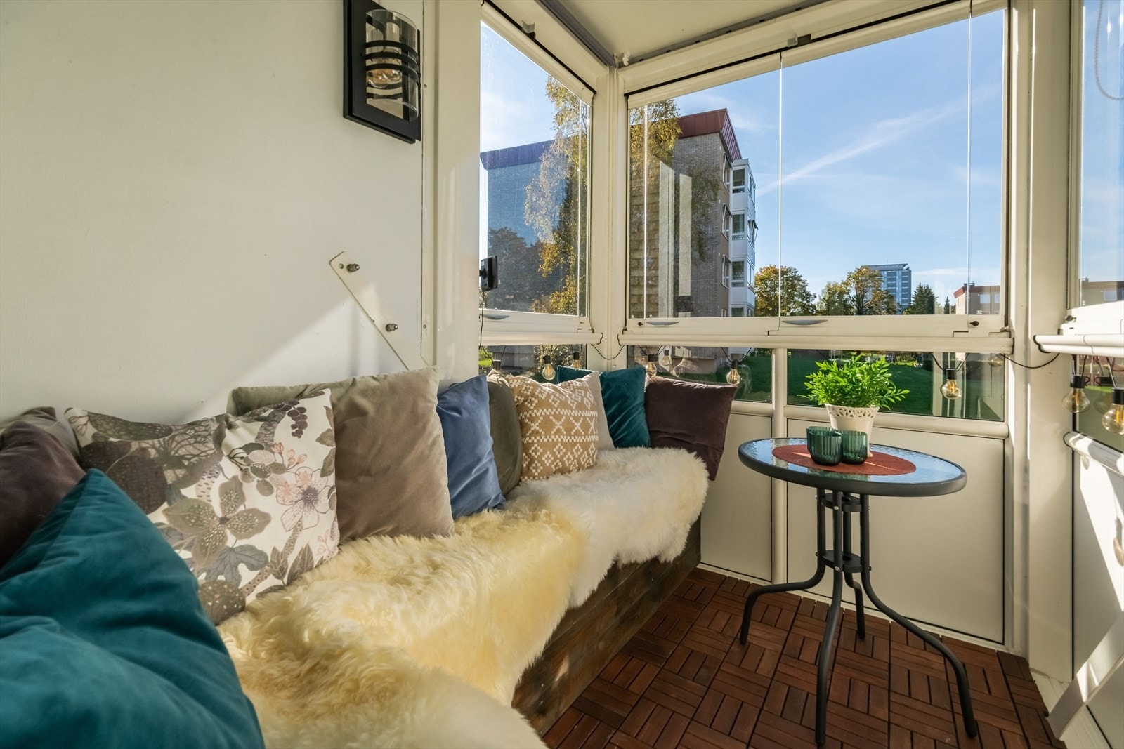 Balkongen vender mot sør og har gode solforhold. Galleribilde