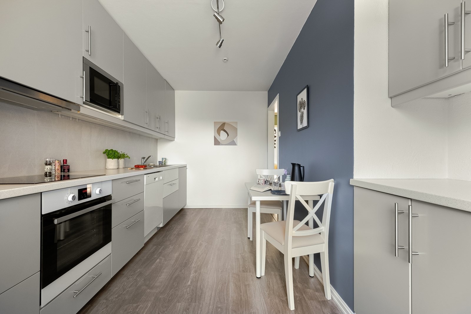 Innredningen har glatte fronter, laminert benkeplate og plater i benkerygg. Galleribilde