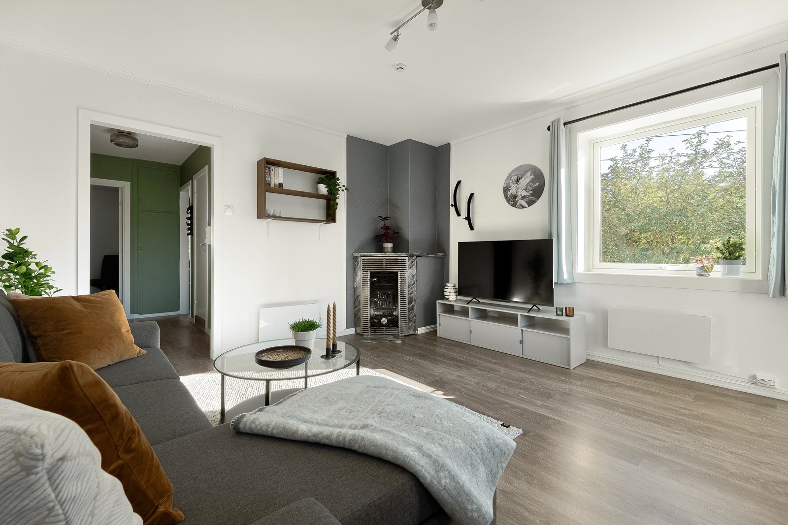 Vedovnen er en stilig detalj i rommet og gir ekstra varme ved kalde høst- og vinterdager. Galleribilde