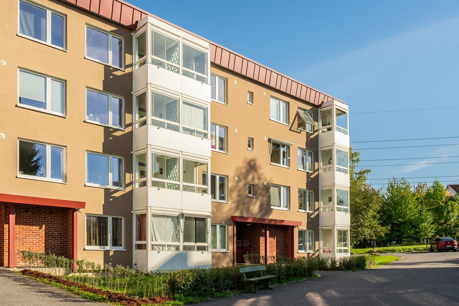 Her bor du i fint til i et rolig område med store grøntområder og nærhet til matbutikker. Galleribilde