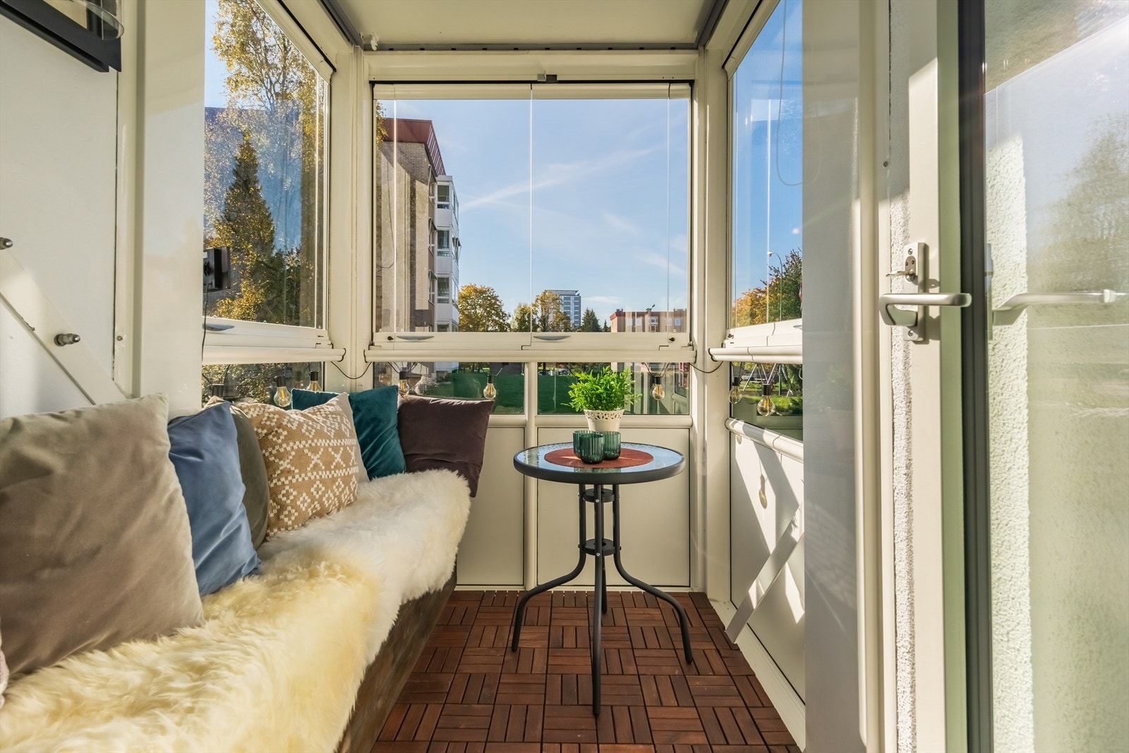 På balkongen er det plassbygd sittebenk. Gulvet er belagt med trebrikker på støpt betongdekke. Galleribilde