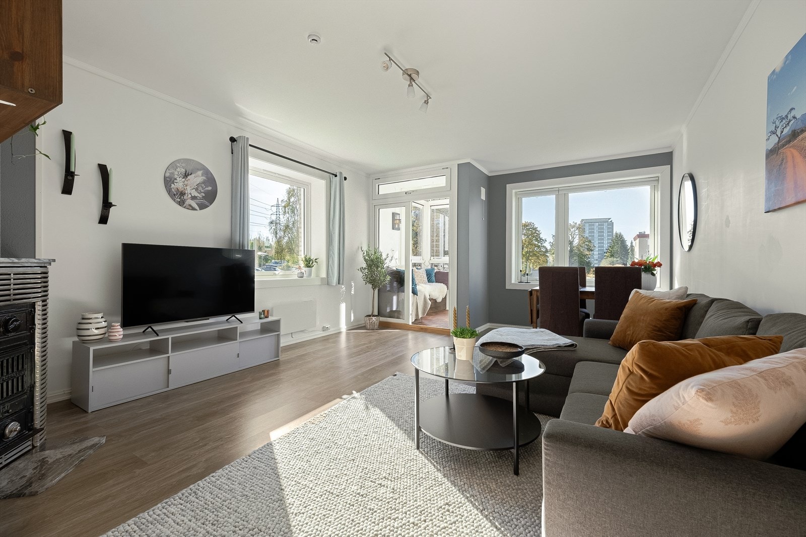 Delikat og praktisk stue med godt lysinnslipp fra vinduer og balkong. Vinduer og balkongdør er fra 2022. Galleribilde