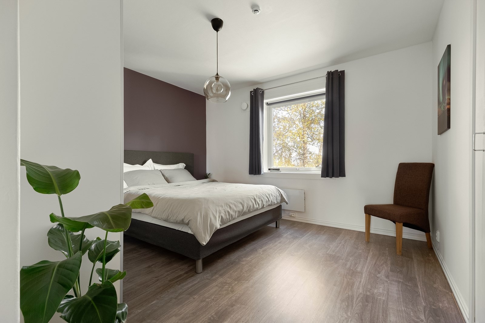 Romslig soverom med god plass til dobbeltseng og tilhørende nattbord. Galleribilde