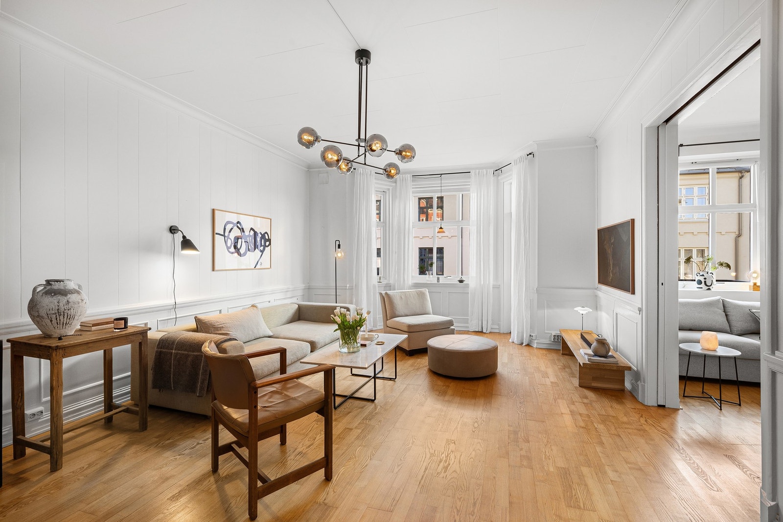 Lys og innbydende stue med plass til det man måtte ønske - stua måler hele 25,8m². Rommet ved siden av (soverom, kontor eller det man måtte ønske) måler 6,5m². Galleribilde