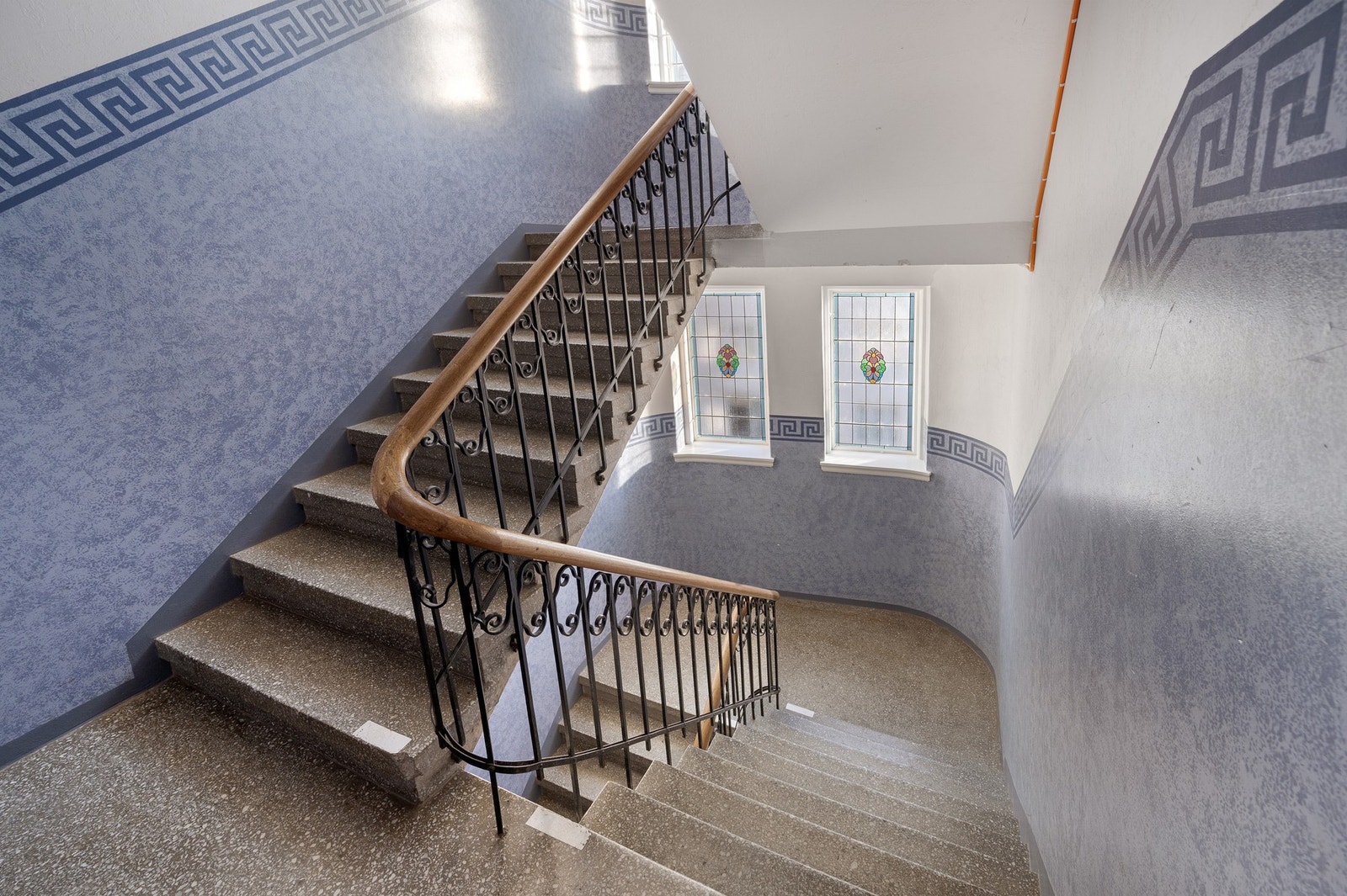 Felles trapperom - hele bygget, både inn- og utvendig, holder en velholdt og pen standard. Galleribilde